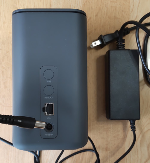 ドコモhome5Gに電源コードを挿す
